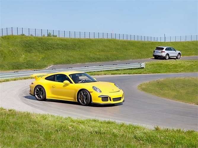 Đường đua này giúp các tay lái có thể tăng tốc độ của xe Porsche lên tốc độ tối đa