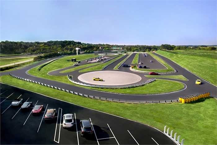 Bên cạnh đó, trong khuôn viên còn có bản đồ mô phỏng lái xe