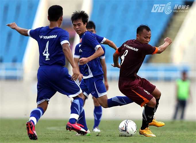 Văn Toàn cũng gần như mất tích trận này. (Ảnh: Quang Minh)