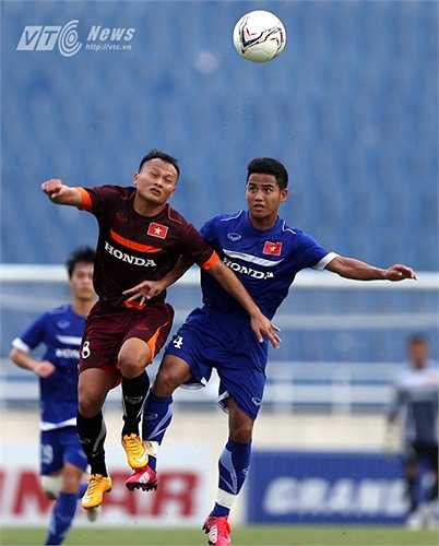 Đức Lương trở thành điểm yếu của U23 Việt Nam và bị các đàn anh liên tục khai thác. Bàn thắng mở tỷ số xuất phát từ pha đi bóng của Trọng Hoàng qua Đức Lương bên cánh phải. (Ảnh: Quang Minh)