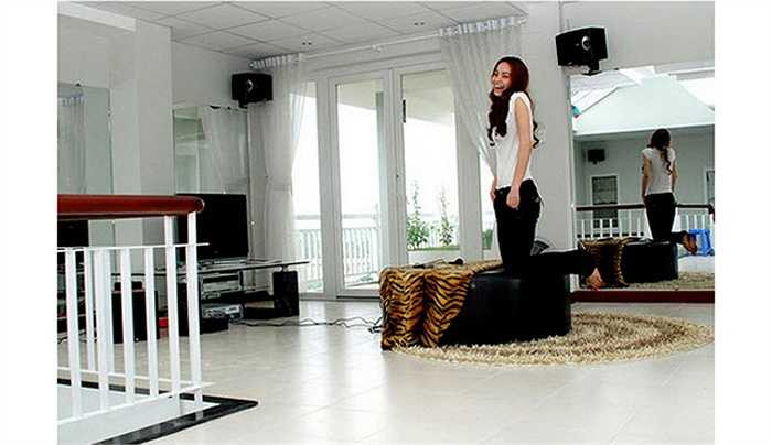 Cuộc sống giàu có viên mãn của Hà Hồ.