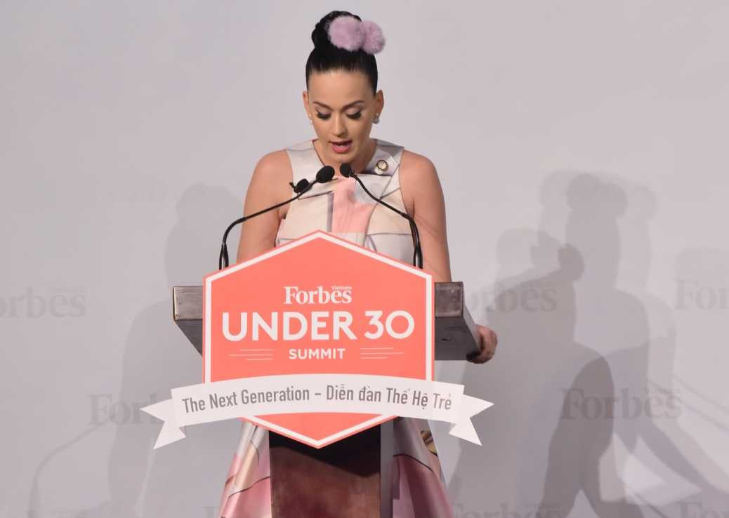 Vừa qua, Katy Perry đã tham gia sự kiện Diễn đàn doanh nhân trẻ - Forbes Under 30 Summit. Với vai trò là đại sứ của Unicef, cô dành thời gian để chia sẻ về thế hệ trẻ cũng như nói nhiều về tầm quan trọng trong việc chăm sóc, giáo dục trẻ em, đặc biệt là ở các nước đang phát triển. Nữ ca sĩ chọn trang phục giản dị, nữ tính với tông màu hồng nhạt. Trong khoảng gần 30 phút trò chuyện, giọng ca Roar thể hiện sự hài hước bằng những câu nói đùa.