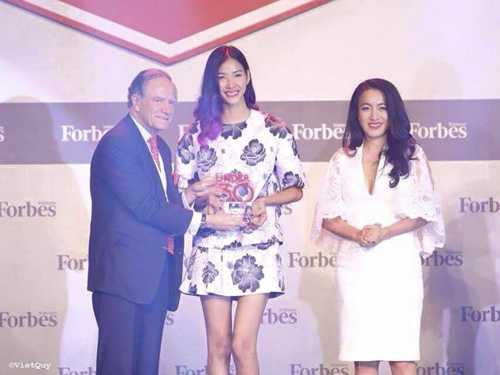 Trong đó, Hoàng Thùy – quán quân VNTM 2011 là chân dài duy nhất được vinh danh. Trong làng thời trang Việt, Hoàng Thùy là một trong những đại diện cho sự nỗ lực và khát vọng cháy bỏng của thế hệ người mẫu trẻ. Năm 2014 vừa qua, cô không chỉ trở thành cái tên bảo chứng cho nhiều show thời trang uy tín, chất lượng trong nước mà còn góp phần đưa làng mốt Việt đến gần hơn với thế giới.