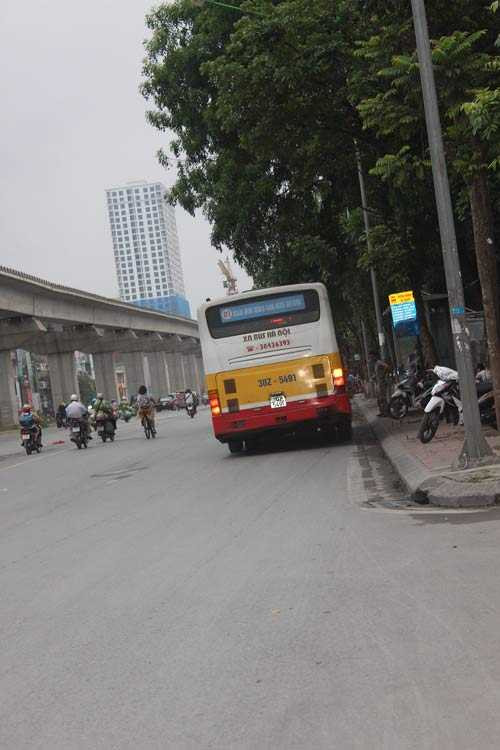 Kinh hãi xe buýt nghiêng lao vun vút trên phố Hà Nội