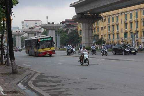 Kinh hãi xe buýt nghiêng lao vun vút trên phố Hà Nội