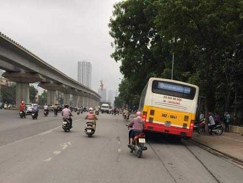 Kinh hãi xe buýt nghiêng lao vun vút trên phố Hà Nội