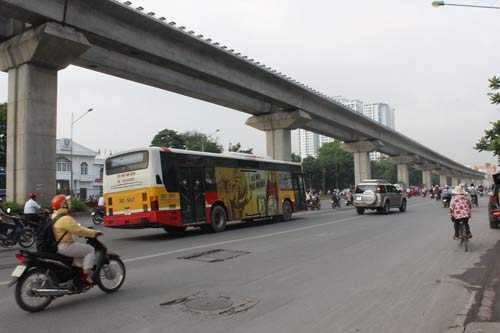 Kinh hãi xe buýt nghiêng lao vun vút trên phố Hà Nội