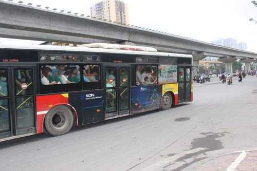 Kinh hãi xe buýt nghiêng lao vun vút trên phố Hà Nội