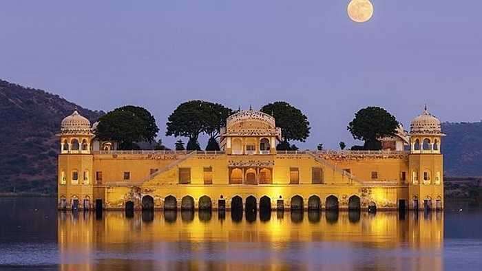 Cung điện Jal Mahal, còn có tên gọi khác là cung điện dưới nước, nằm giữa hồ Man Sagar ở thành phố Jaipur, thủ phủ của bang Rajasthan (Ấn Độ). 
