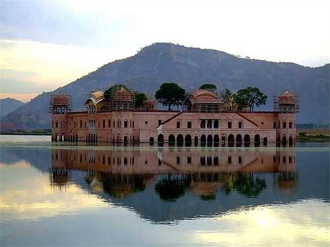  Cung điện Jal Mahal nằm ngâm dưới nước hồ Man Sagar suốt mấy trăm năm qua. 