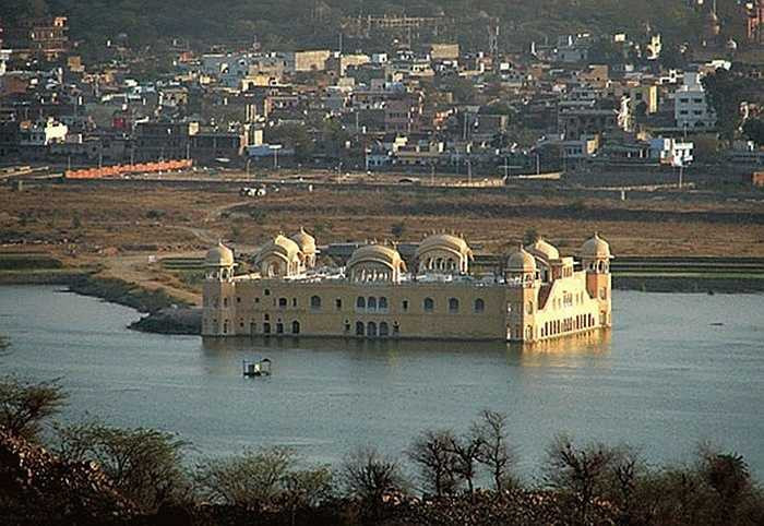  Trong những năm gần đây, cung điện đã được khôi phục lại từ đống đổ nát. Thế nhưng người ta vẫn cấm du khách vào bên trong, trừ khi có giấy phép đặc biệt. 