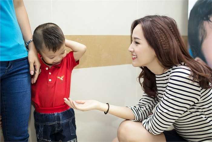 Ngoài ra, cô cũng rất thân thiện với các bệnh nhi hở hàm ếch.