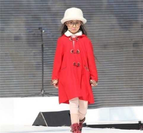 Cô bé Đào Ngọc Bảo Hân tự tin bước trên sàn catwalk