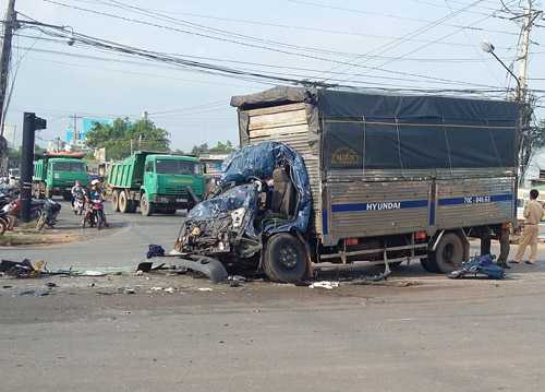 Tai nạn kinh hoàng, 3 người mắc kẹt trong cabin