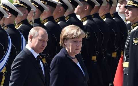 Tổng thống Nga Putin (trái) và bà Merkel đến đặt vòng hoa tại Mộ các Chiến sỹ Vô danh bên tường điện Kremlin
