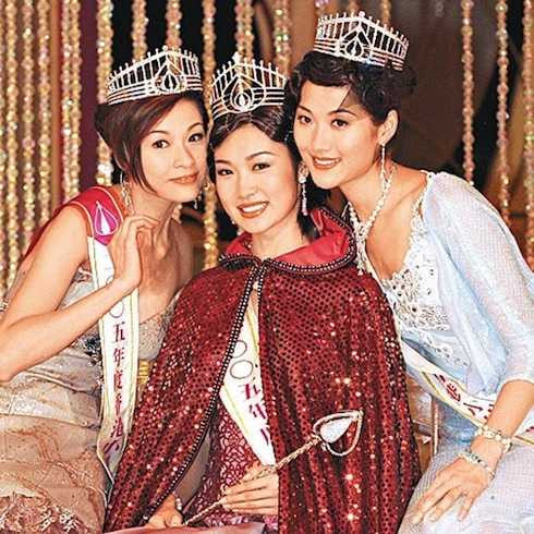 Diệp Thúy Thúy (giữa) đăng quang Hoa hậu Hồng Kông 2005.
