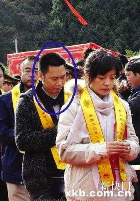 Triệu Vy và Huỳnh Hữu Long lễ Phật cầu con.