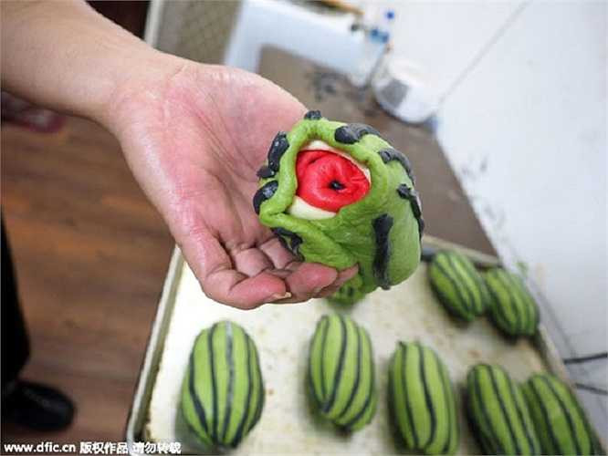 Tiệm bánh Jimmy’s xuất xưởng khoảng 100 ổ bánh mỳ dưa hấu mỗi ngày, tương đương 1.500 lát bánh mỳ được bán ra. Vậy mà họ vẫn không thể đáp ứng đơn hàng ngày càng nhiều. 