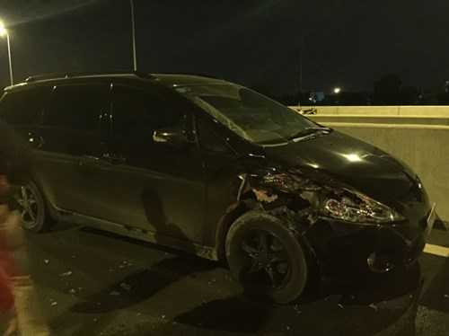 Bị cảnh sát rọi đèn pin, lái xe hoảng hốt gây tai nạn trong đêm