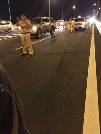 Bị cảnh sát rọi đèn pin, lái xe hoảng hốt gây tai nạn trong đêm