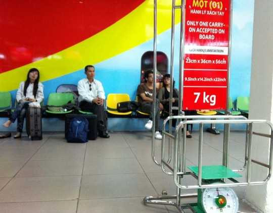 Bị yêu cầu nộp phạt, nữ hành khách tát nhân viên hàng không lặn mất tăm