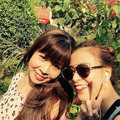 Nữ ca sỹ 'Nhịp đập giấc mơ' hạnh phúc bên mẹ.