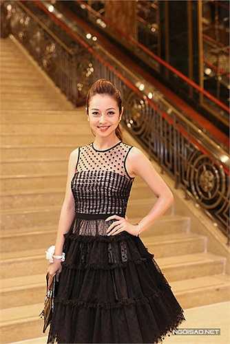 Jennifer Phạm diện bộ đồ đen với những khoảng hở quyến rũ tham dự sự kiện.