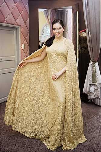 Cựu đại sứ du lịch ghi điểm tại LHP Cannes với phong cách thời trang ấn tượng.