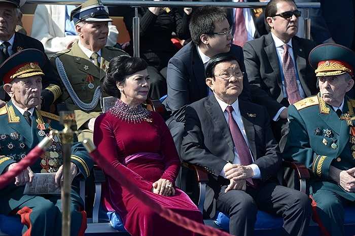 Chủ tịch nước Trương Tấn Sang (thứ hai bên phải) cùng phu nhân Mai Thị Hạnh trong lễ duyệt binh kỷ niệm 70 năm Chiến thắng Chiến tranh Vệ quốc Vĩ đại 1941-1945