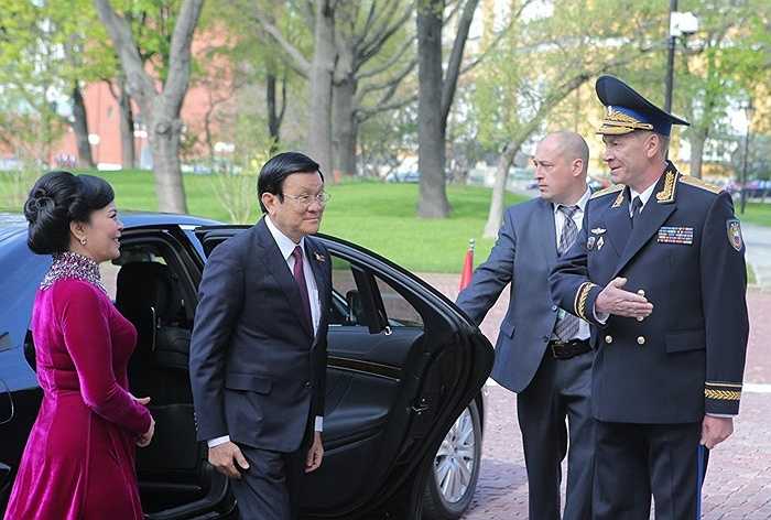 Tư lệnh quân quản Kremlin Sergei Khlebnikov (phải) và Chủ tịch nước Trương Tấn Sang trong nghi lễ đón lãnh đạo các phái đoàn nước ngoài và khách mời tại điện Kremlin