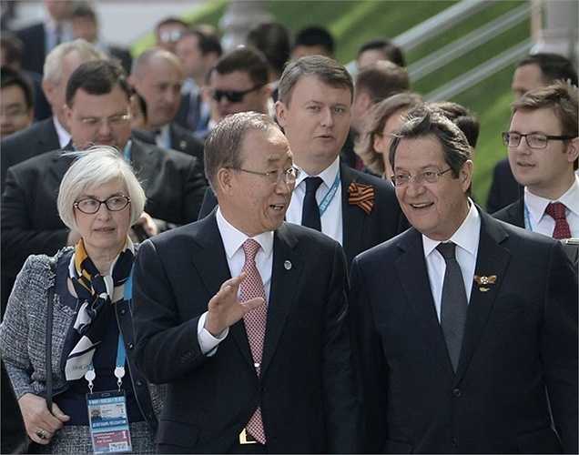 Tổng thống CH Síp Nikos Anastasiadis và Tổng Thư ký Liên Hợp Quốc Ban Ki-moon trước nghi lễ đặt hoa tại Mộ Chiến sĩ Vô danh ở Vườn Alexandrov