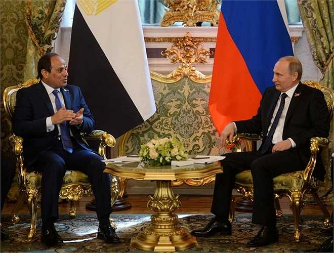 Tổng thống Nga Vladimir Putin (phải) và Tổng thống Ai Cập Abdel Fattah al-Sisi trong cuộc gặp tại điện Kremlin