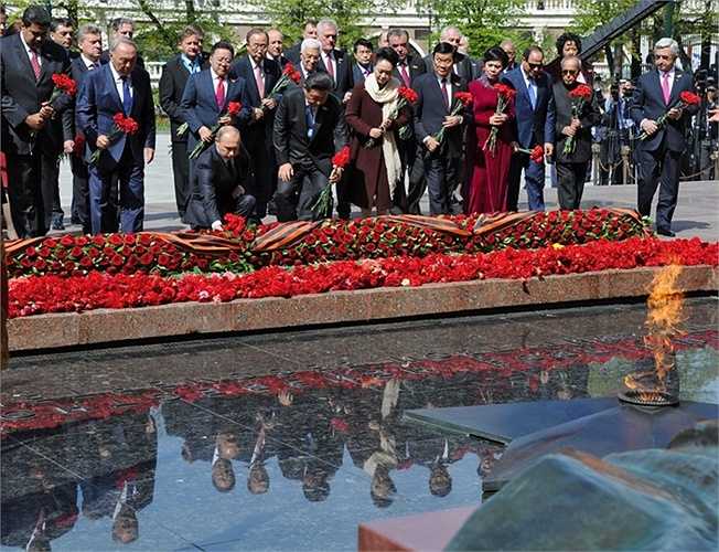 Tổng thống Nga Vladimir Putin và các vị đứng đầu phái đoàn nước ngoài trong nghi lễ đặt hoa tại Mộ Chiến sĩ Vô danh ở Vườn Alexandrov