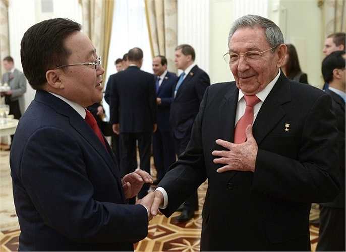 Tổng thống Mông Cổ Elbegdorj Tsakhia và Chủ tịch Hội đồng Nhà nước Cuba Raul Castro trong cuộc gặp tại điện Kremlin