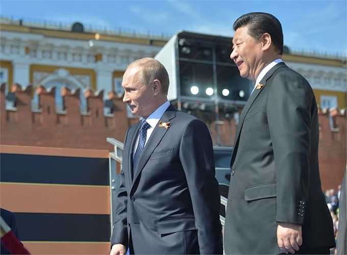 Tổng thống Nga Vladimir Putin và Chủ tịch Trung Quốc Tập Cận Bình trước khi bắt đầu duyệt binh trên Quảng trường Đỏ ở Matxcơva