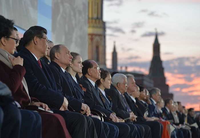 Tổng thống LB Nga Vladimir Putin (thứ ba bên trái) và Chủ tịch Trung Quốc Tập Cận Bình cùng phu nhân Bành Lệ Viên (trái) tại buổi hòa nhạc lễ hội 'Những con đường của Chiến thắng Vĩ đại'