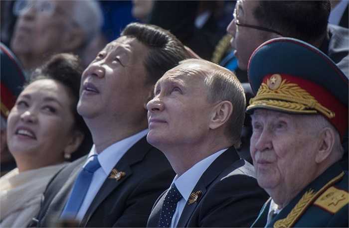 Tổng thống Nga Vladimir Putin và Chủ tịch Trung Quốc Tập Cận Bình cùng phu nhân trong thời gian duyệt binh kỷ niệm 70 năm chiến thắng phát xít
