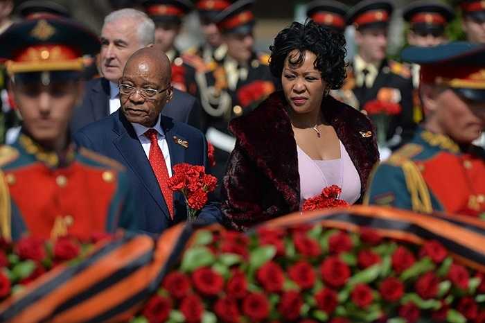 Tổng thống CH Nam Phi Jacob Zuma và phu nhân trong nghi lễ đặt hoa tại Mộ Chiến sĩ Vô danh trong Vườn Alexandrov