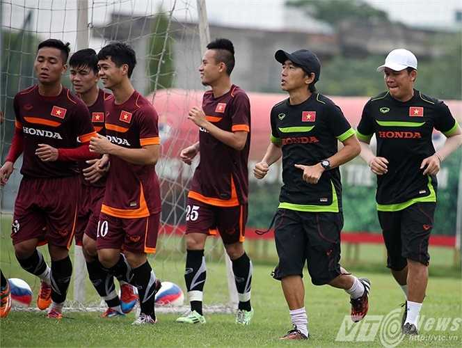Dù đã ở độ tuổi ngoài 50 nhưng nhà cầm quân người Nhật vẫn không hề tỏ ra thua sút học trò trong bài tập sức bền (Ảnh: Quang Minh)
