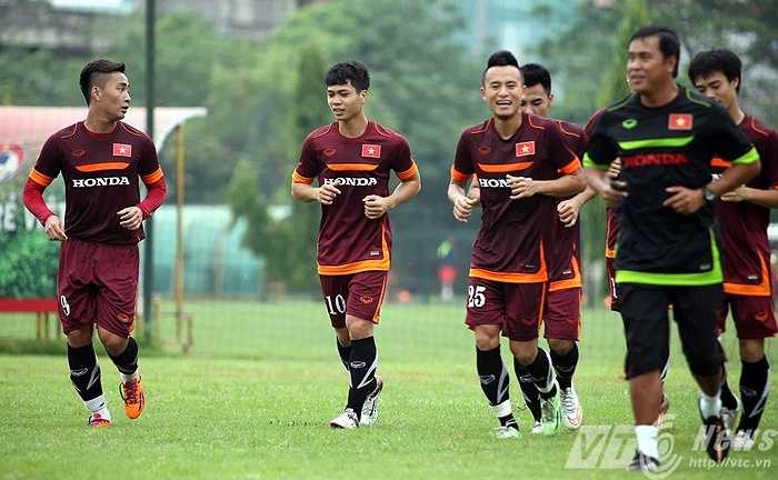 Các cầu thủ tỏ ra khá thoải mái (Ảnh: Quang Minh)