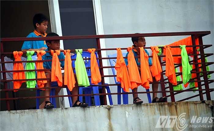 Những chú nhóc của đội trẻ U13 quốc gia quan sát đàn anh luyện tập (Ảnh: Quang Minh)