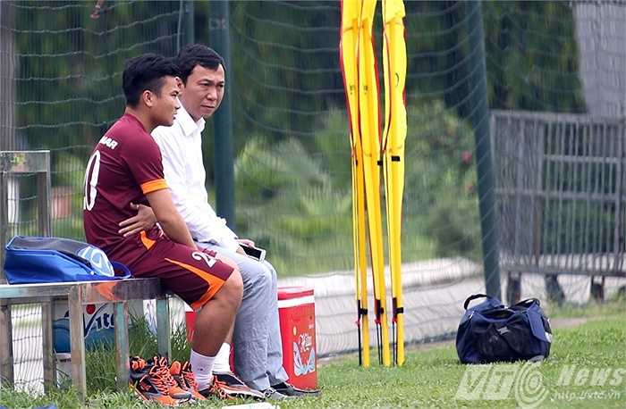 Phó Chủ tịch VFF Trần Quốc Tuấn tới thăm và động viên Phi Sơn (Ảnh: Quang Minh)