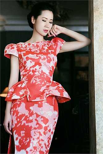Hoa hậu thân thiện của cuộc thi Hoa hậu Hoàn vũ Việt Nam 2008 khoe vẻ đẹp quyến rũ và tươi tắn khi xuống phố trong các bộ váy bay bổng và nữ tính