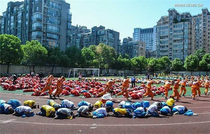 Còn đây là cảnh các học sinh cấp 1 tại trường tiểu học Xuejun, thuộc tỉnh Chiết Giang, xử lý trong trường hợp động đất xảy ra.