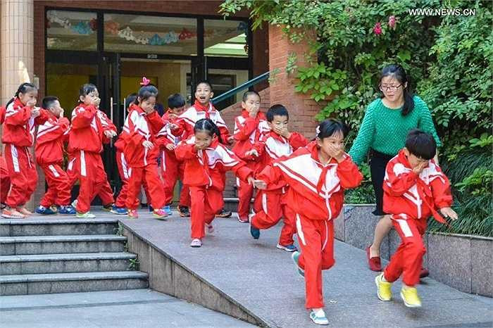 Các em học sinh được cô giáo hướng dẫn trong khóa học này.