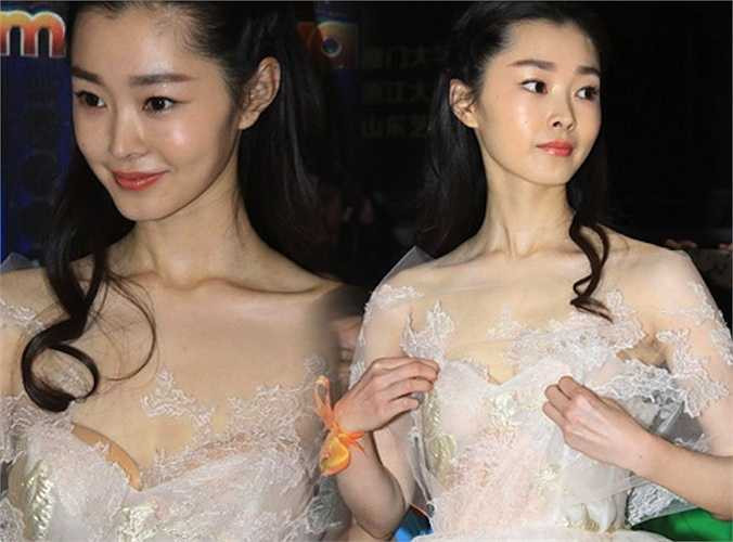 Ngày 10/5 vừa qua, Liên hoan phim Sinh viên Bắc Kinh lần thứ 22 đã khép lại tại thủ đô Trung Quốc. Tại sự kiện, rất nhiều người đẹp đã xuất hiện với trang phục xẻ sâu, hở lưng, xuyên thấu gợi cảm hút mắt.