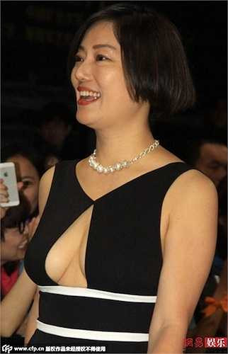 Một trang phục khoét sâu sexy tại sự kiện 