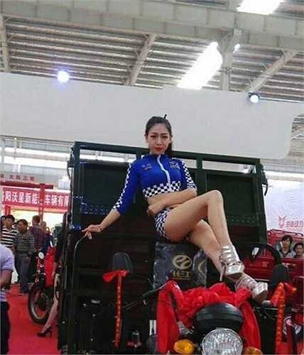 Mới đây, một Triển lãm xe 3 bánh ở Hà Nam đã khai trương với sự xuất hiện của những chân dài xinh đẹp. 