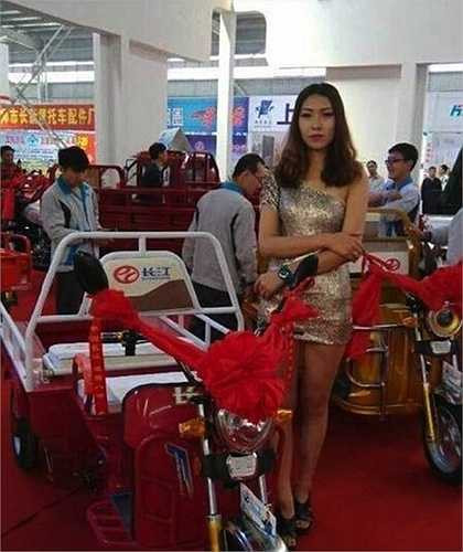 Đây là lần hiếm hoi một sự kiện liên quan tới xe 3 bánh có sự góp mặt của những người mẫu như vậy nên thu hút mối quan tâm của khá nhiều khách tham quan. 