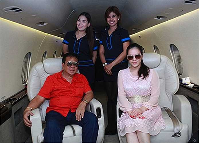 Cô từng nhiều lần khoe gặp gỡ các tỷ phú, ngôi sao ở nước ngoài. Anh nuôi Chavit Singson của cô là một tỷ phú người Philippines, hiện đang là cố vấn cho tổng thống nước này. 